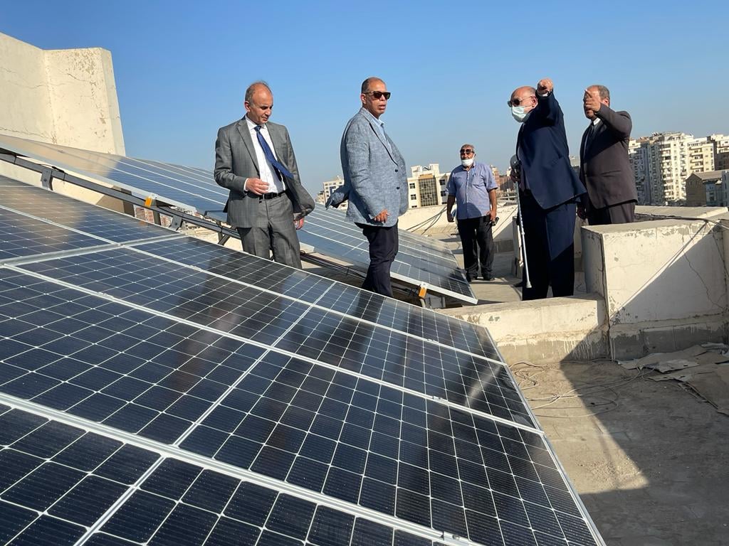 رئيس جامعة الزقازيق يتفقد خلايا الطاقة الشمسية بكلية الهندسة 01