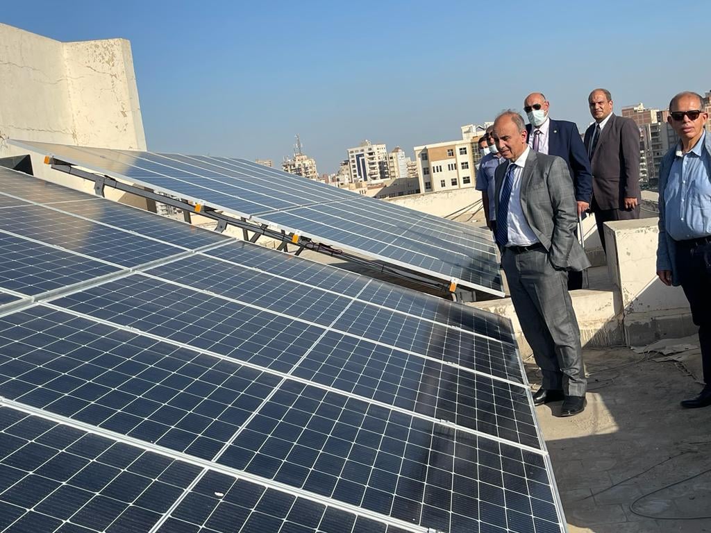 رئيس جامعة الزقازيق يتفقد خلايا الطاقة الشمسية بكلية الهندسة 02