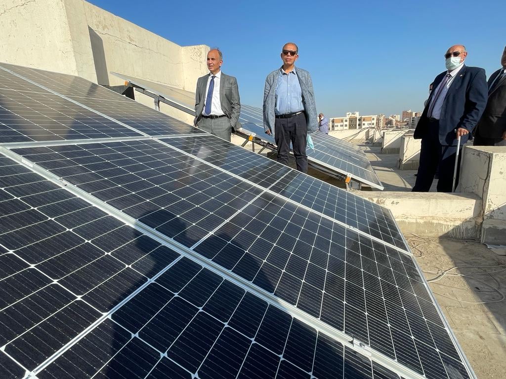 رئيس جامعة الزقازيق يتفقد خلايا الطاقة الشمسية بكلية الهندسة 03