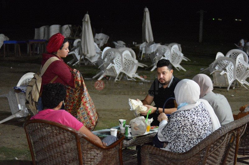 فتاة تبيع الفيشار علي شاطئ بورسعيد