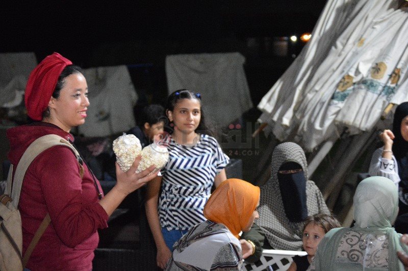 بائعة الفيشار علي شاطئ محافظة بورسعيد 