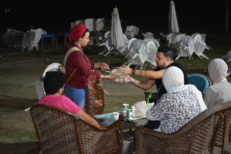 ندي تعمل في بيع الفيشار 