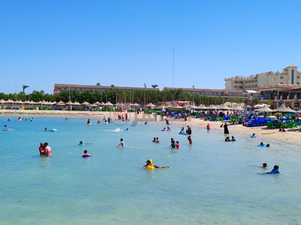 إقبال على الشواطئ العامة بالغردقة