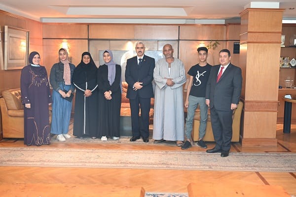 رئيس جامعة الفيوم يكرم أميرة شعبان