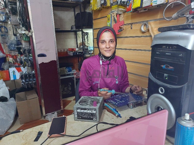 فتاة تعمل في صيانة الادوات الكهربائية ببورسعيد