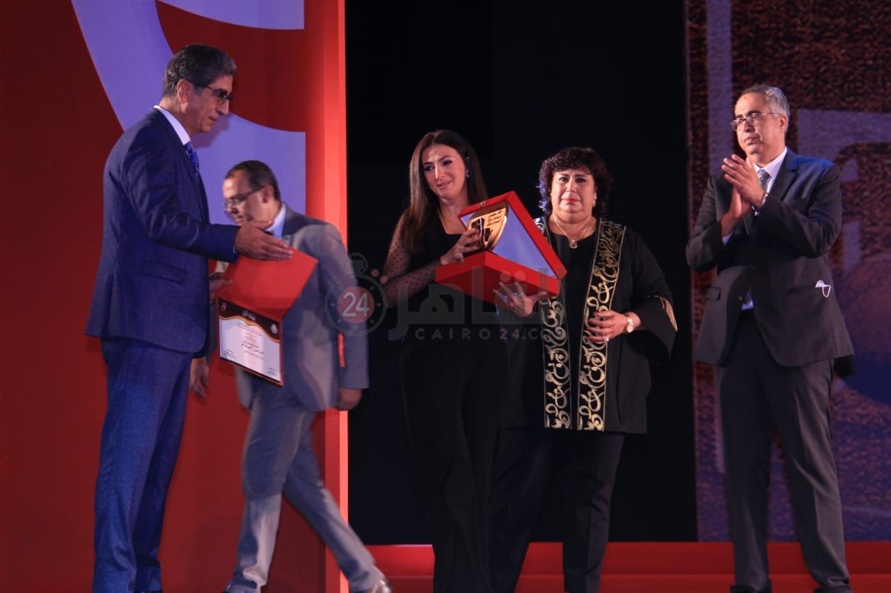 دنيا سمير غانم تتسلم تكريم والديها في القومي للمسرح 1 (1)