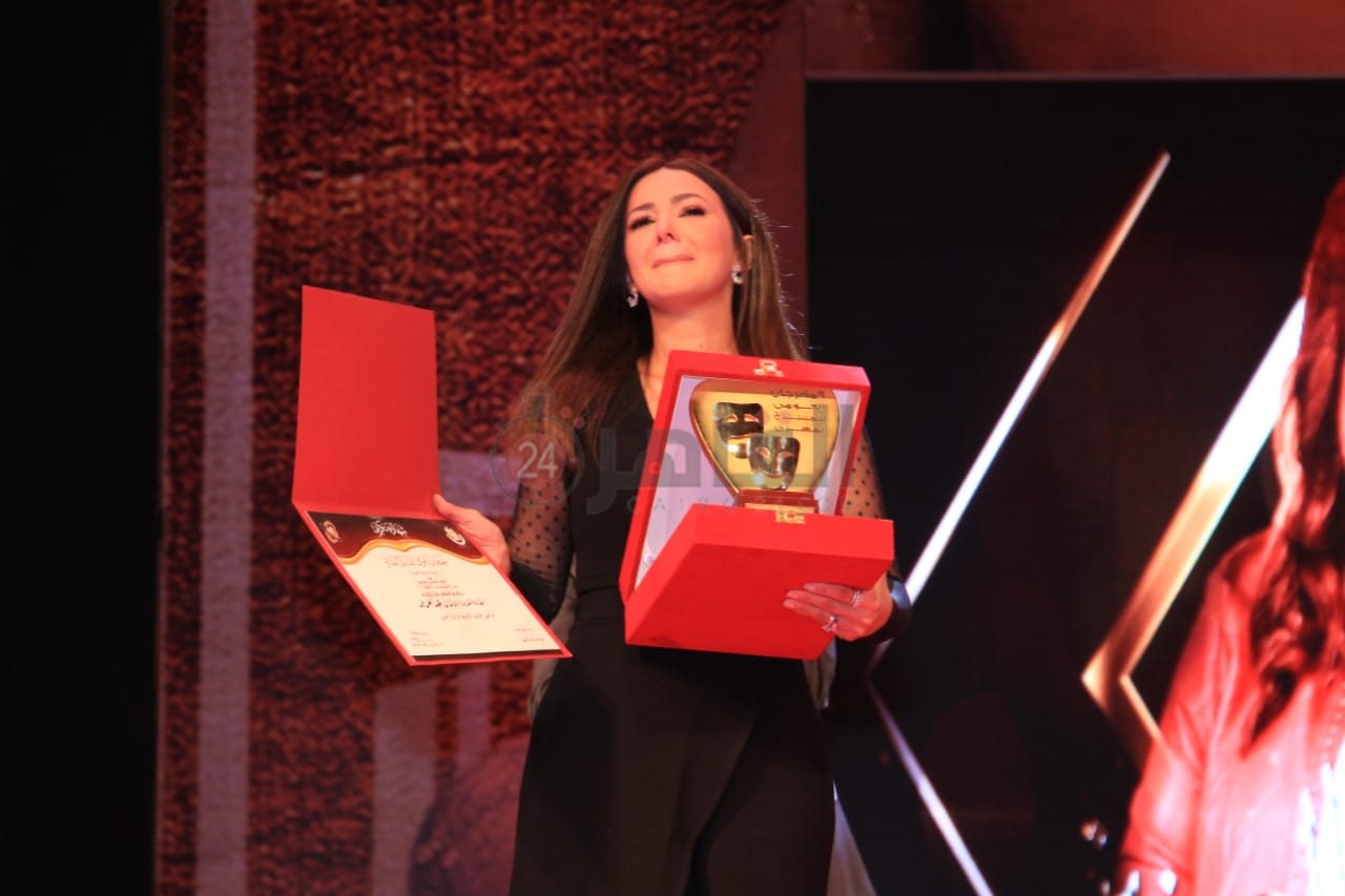 دنيا سمير غانم تتسلم تكريم والديها في القومي للمسرح 1 (2)