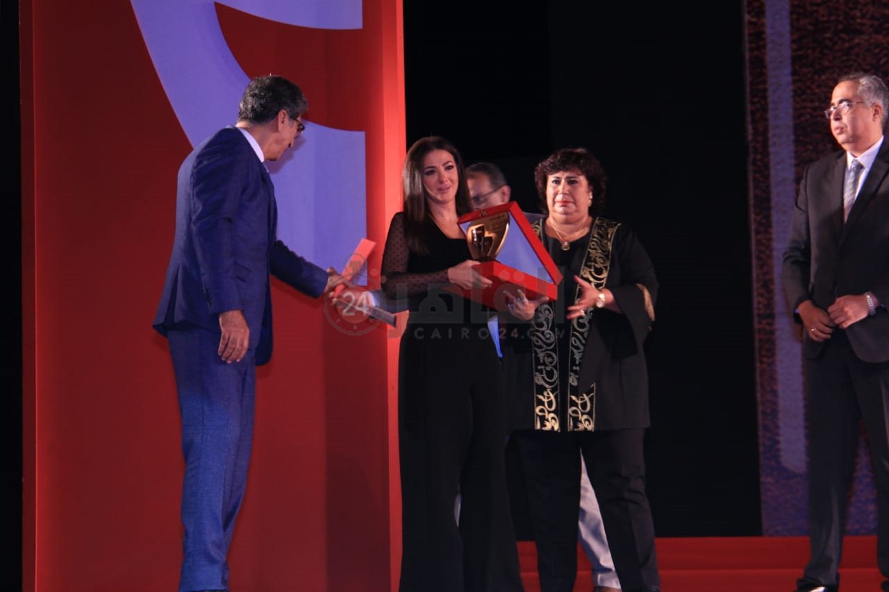 دنيا سمير غانم تتسلم تكريم والديها في القومي للمسرح 1 (3)