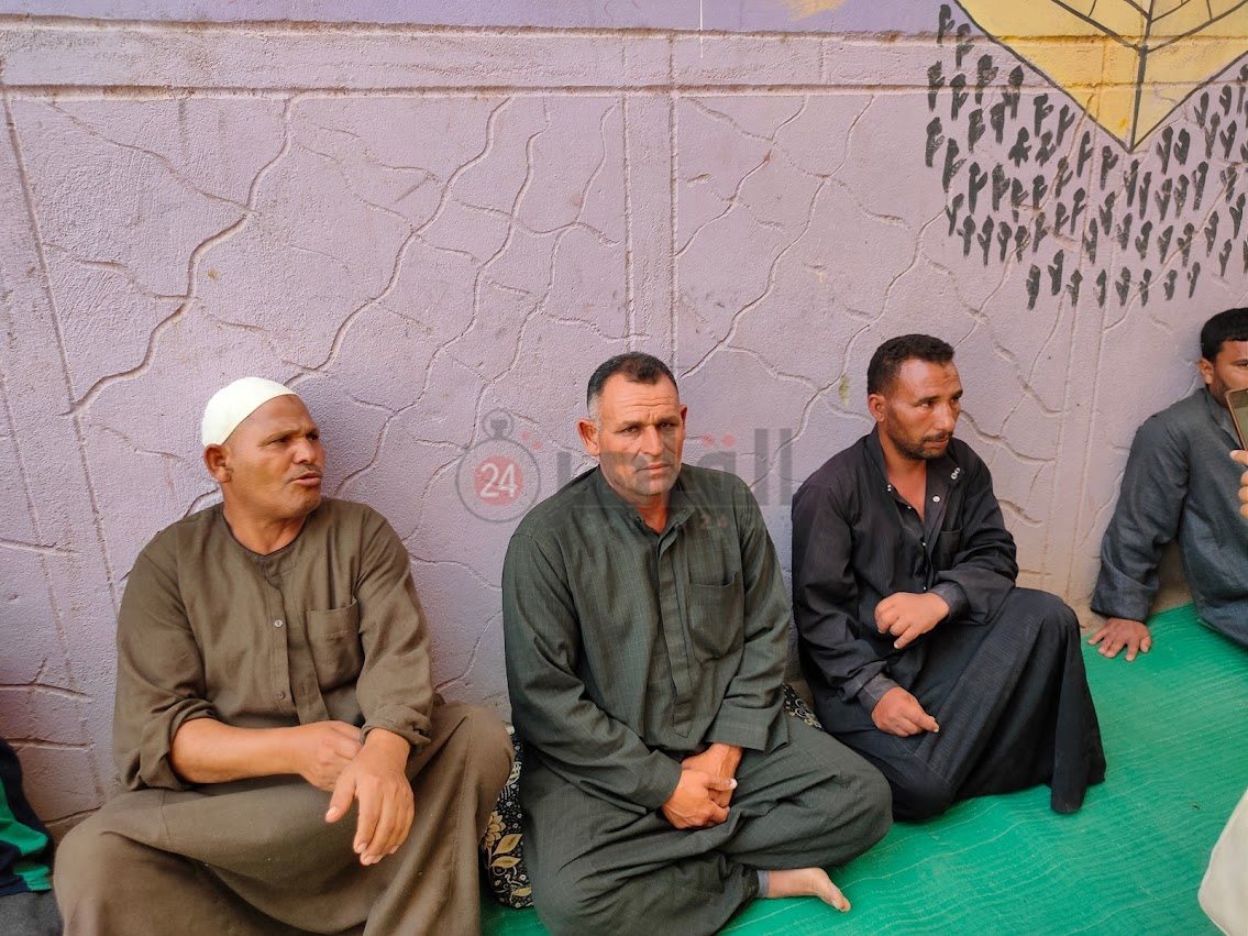 والد الشاب المتوفى أثناء تلقي العزاء