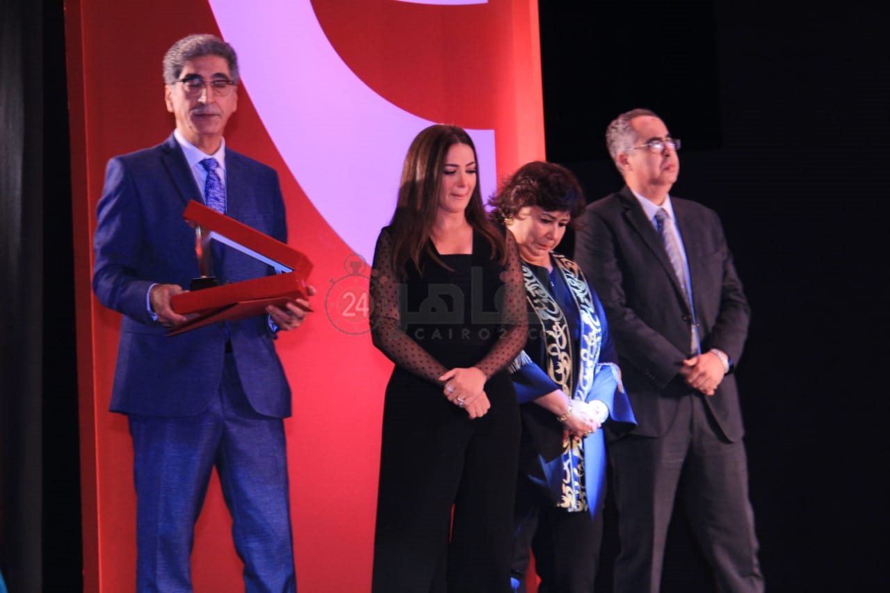 دنيا سمير غانم تتسلم تكريم والديها في القومي للمسرح 1 (7)