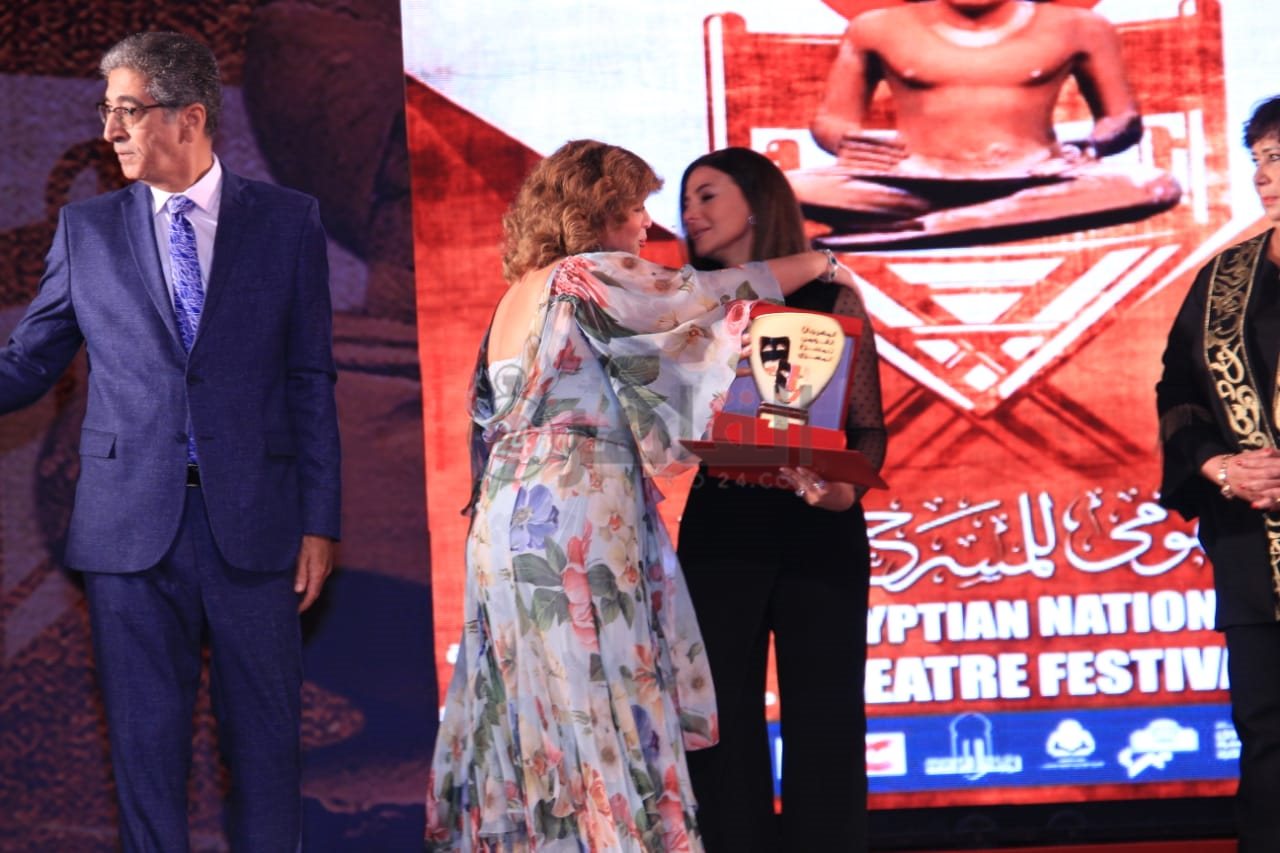 دنيا سمير غانم تتسلم تكريم والديها في القومي للمسرح 1 (8)
