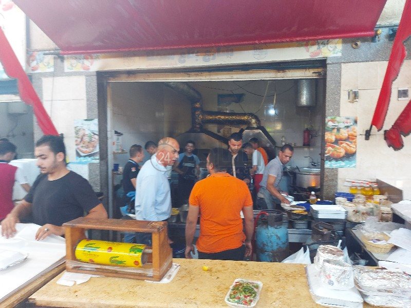 تجهيز الأكلات داخل سوق الأسماك 