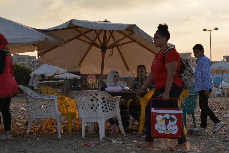 بائعة العصائر علي شاطئ بورفؤاد