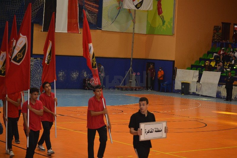 اللاعبين يشاركون في طابور العرض 