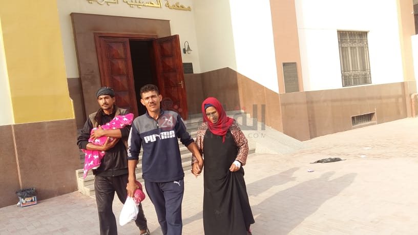 الطفل رفقة والديه