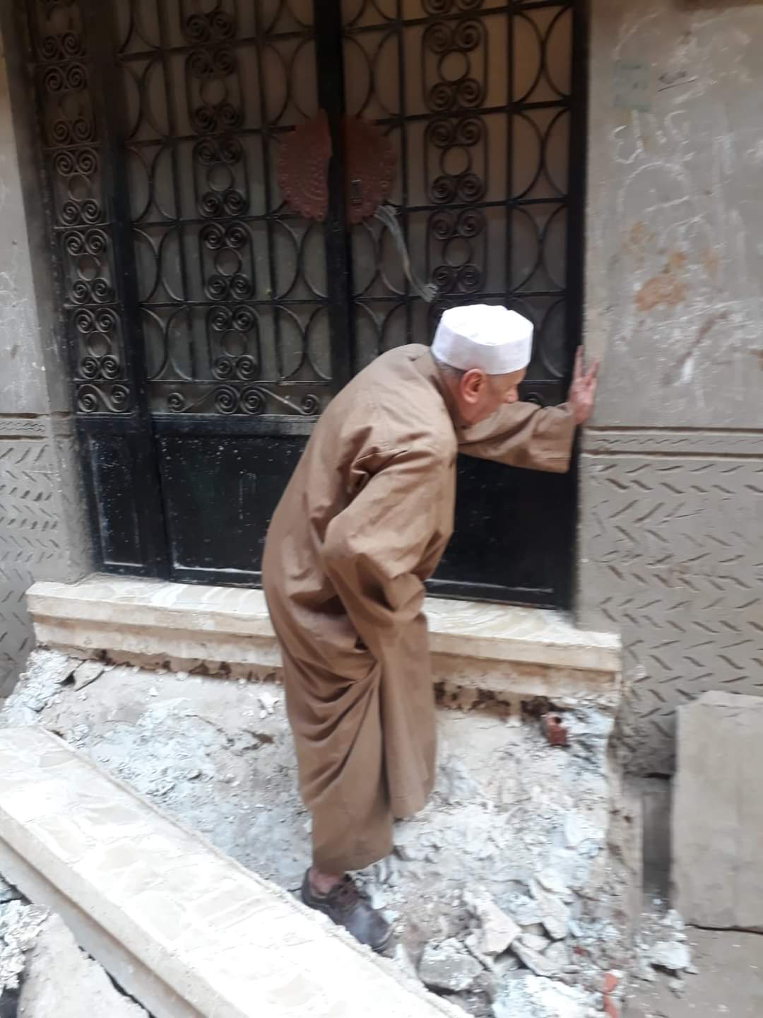 العجوز الكفيف بعد إزالة درجتي منزله بالشرقية 0