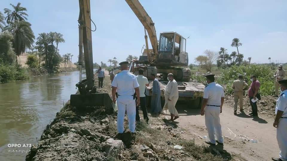 إزالة التعديات على بحر الغرق في الفيوم 