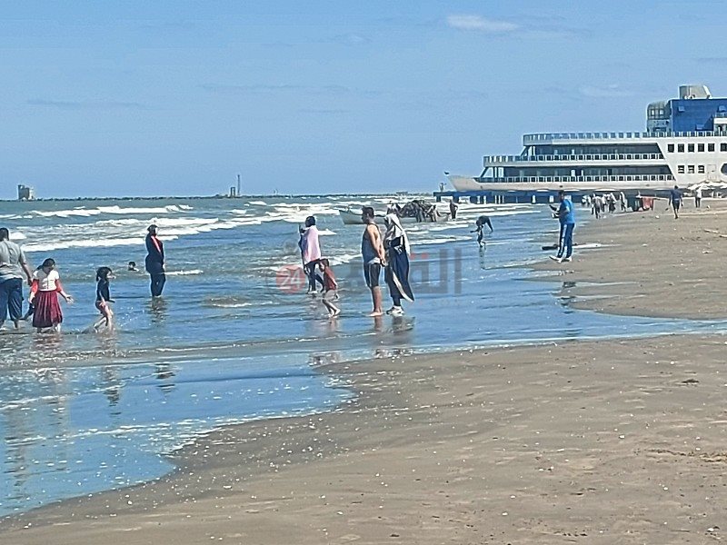 إقبال الأهالي علي شواطئ بورسعيد 