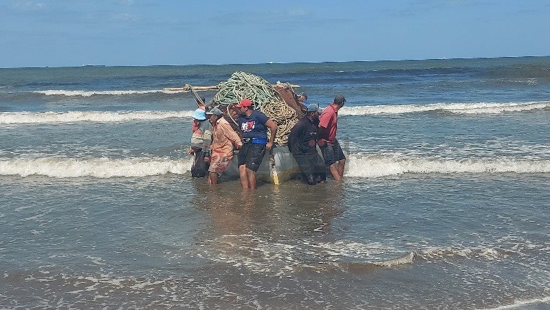 صيد الأسماك رغم إرتفاع الأمواج 