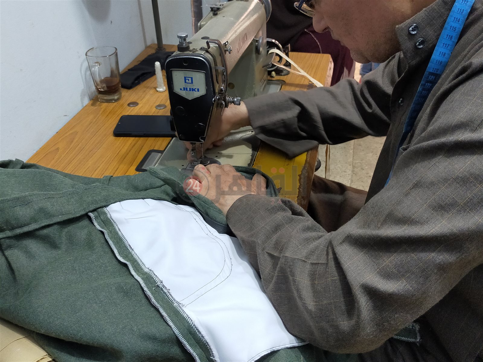 الدكتور إبراهيم الشاهد، داخل محل الحياكة