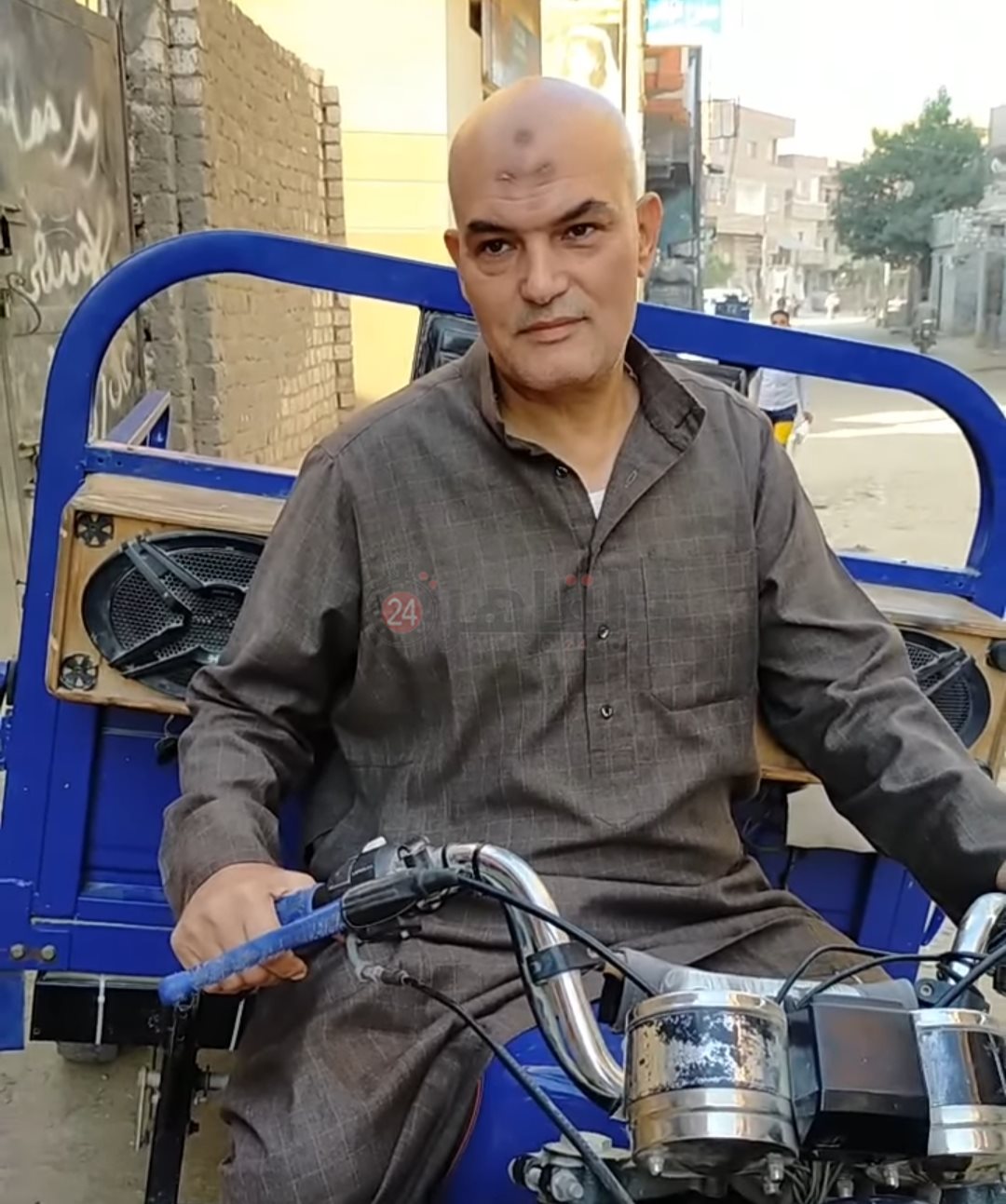 الدكتور إبراهيم الشاهد، أثناء عمله على التروسيكل