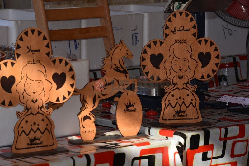 عروسة وحصان خشب 