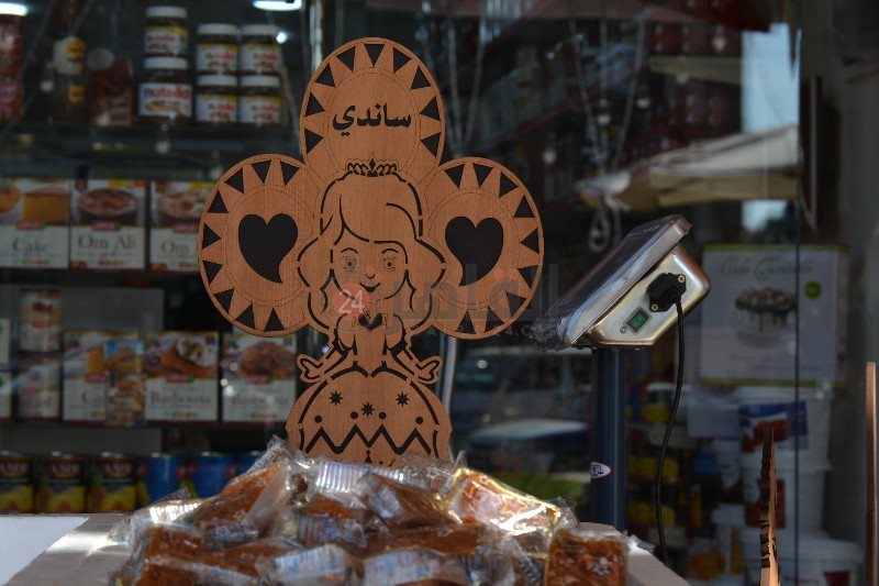 عروسة من الخشب 