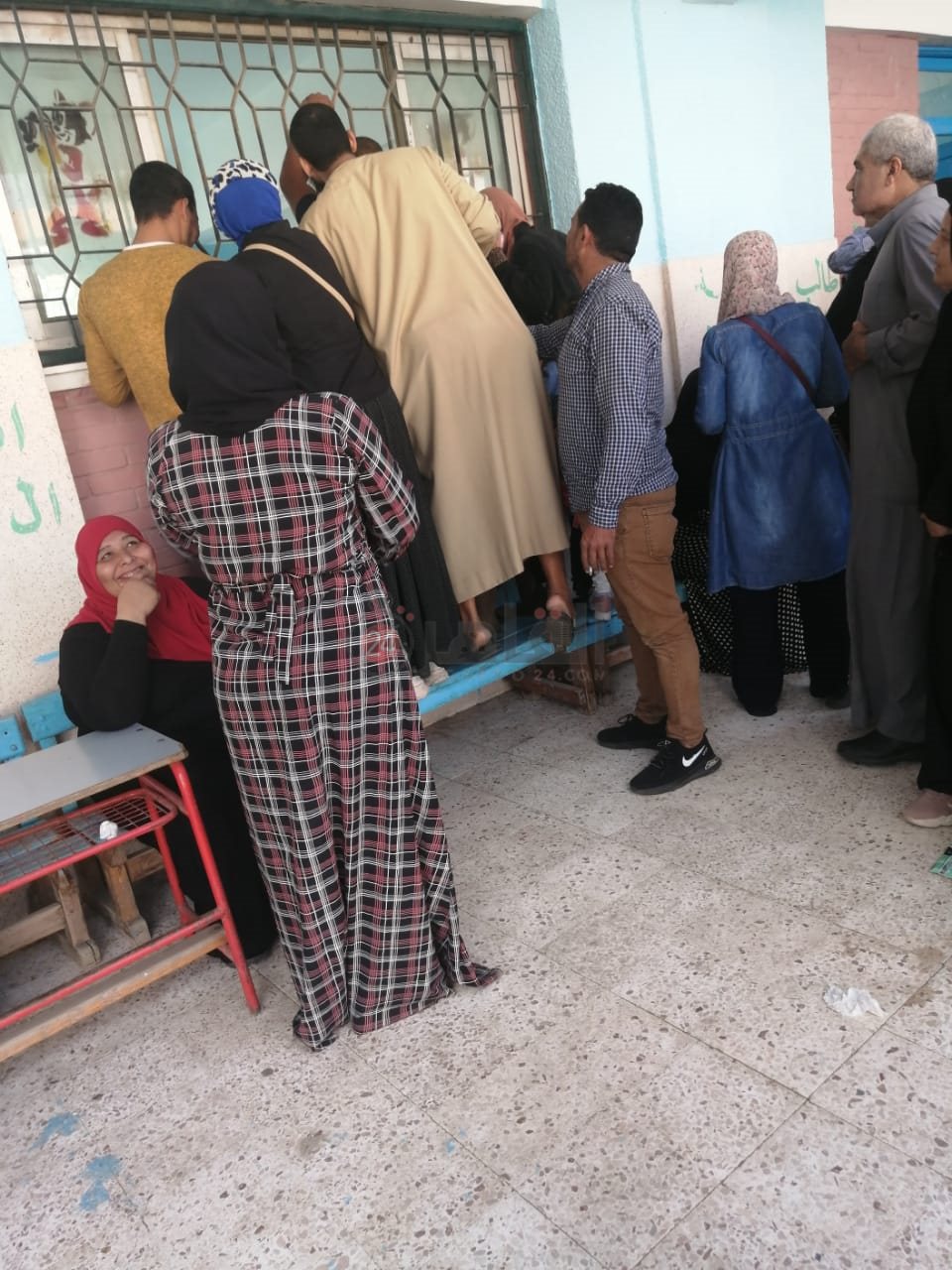 زحام أولياء الأمور لحجز أول مقعد لأبنائهم بالشرقية 02