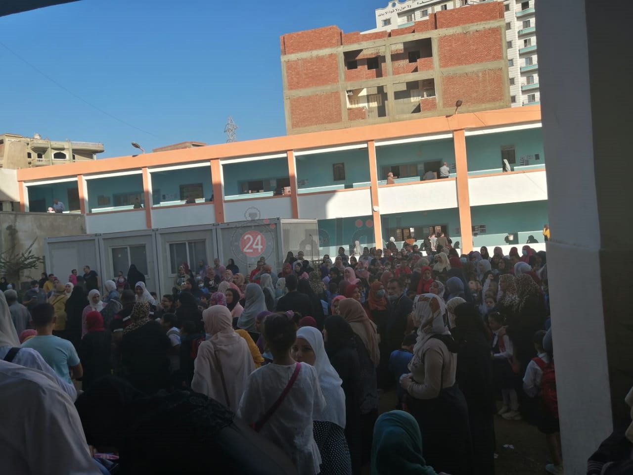 تكدس أولياء الأمور في طابور الصباح بالشرقية 01