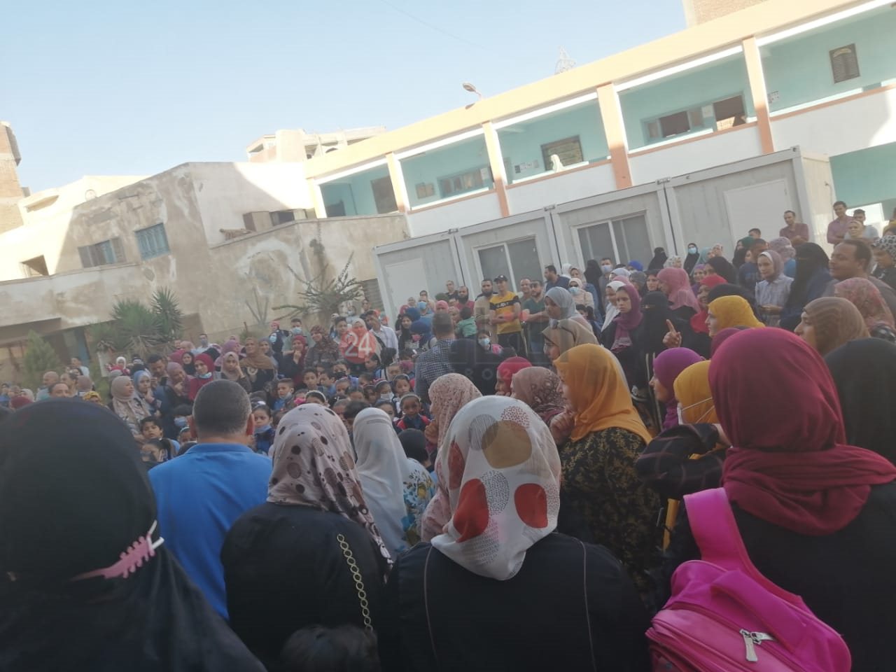 تكدس أولياء الأمور في طابور الصباح بالشرقية 02