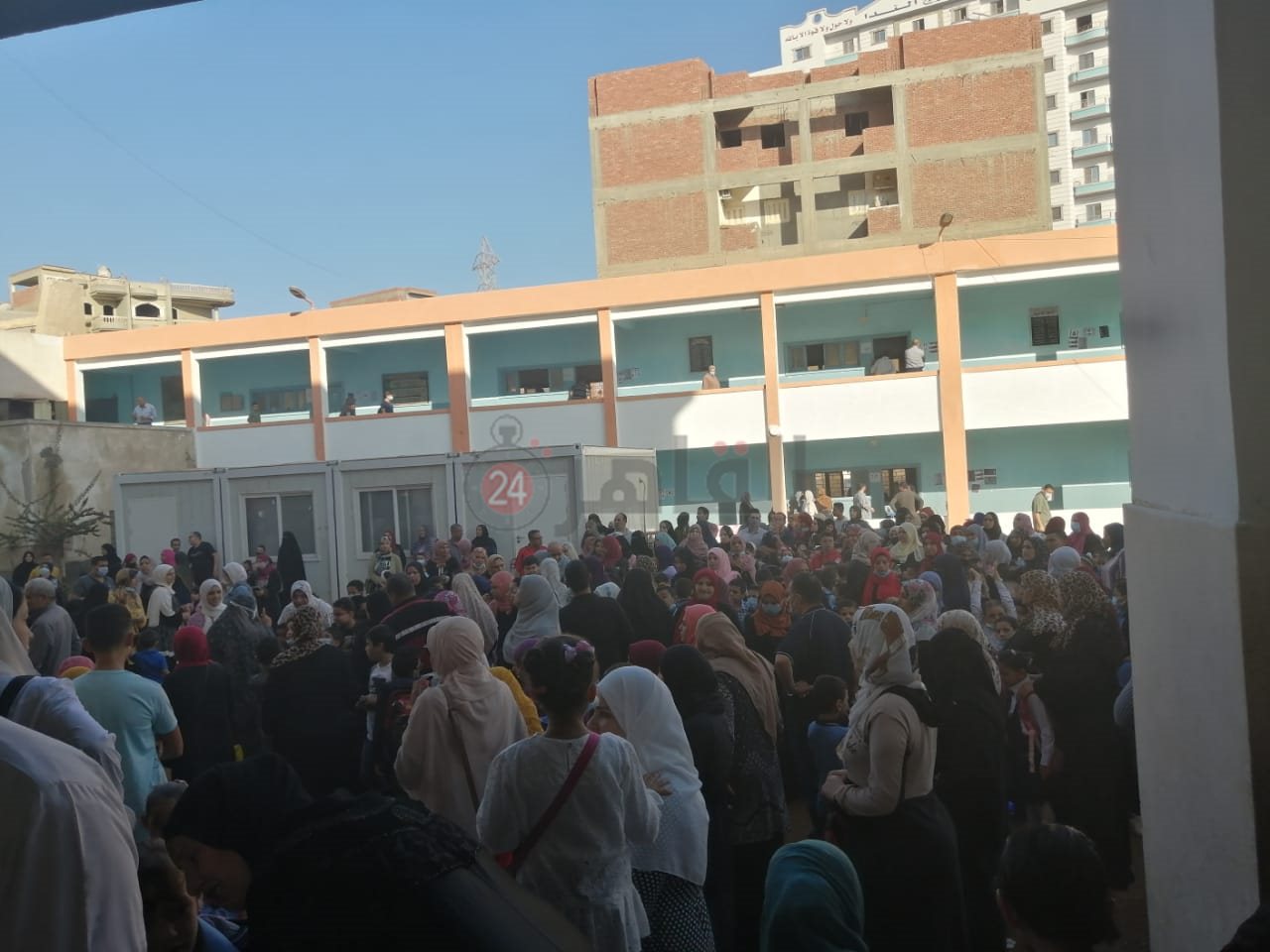 تكدس أولياء الأمور في طابور الصباح بالشرقية 03