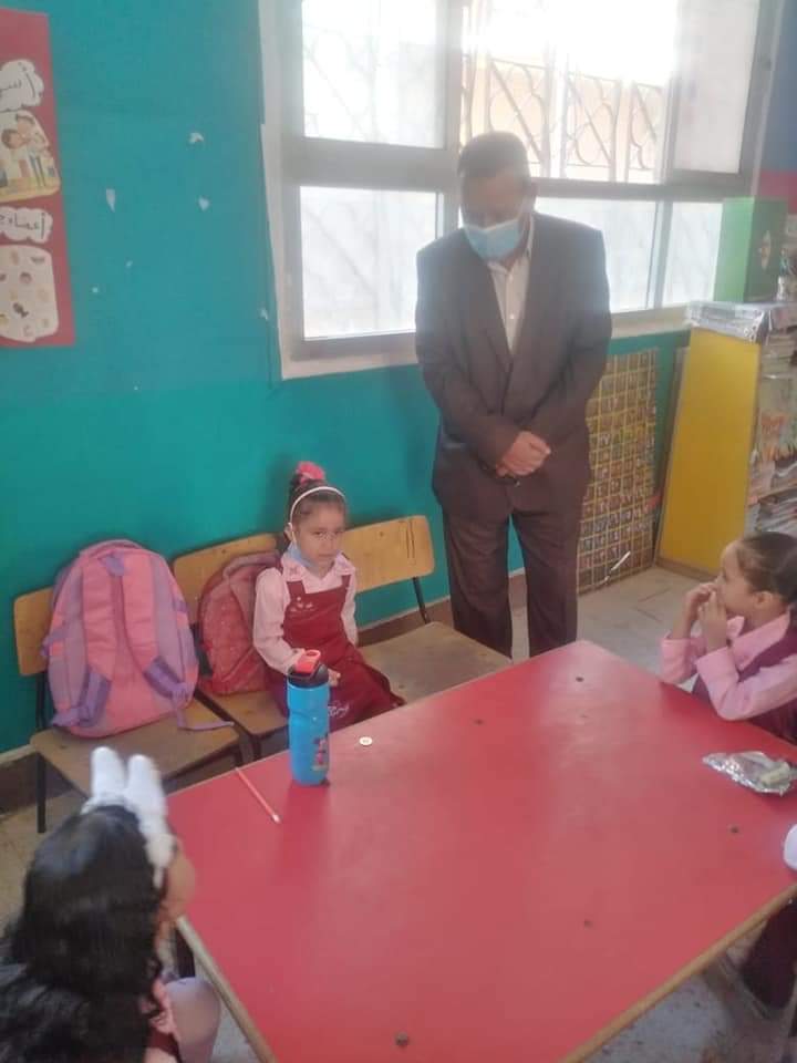 رئيس مدينة سنورس بالفيوم يزور المدارس