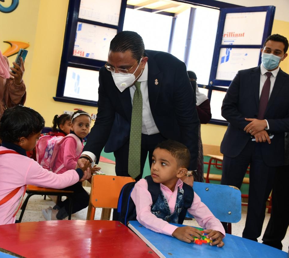 بعد طفل الدقهلية الباكي محافظ الفيوم يُصافح الطلاب بالأيدي