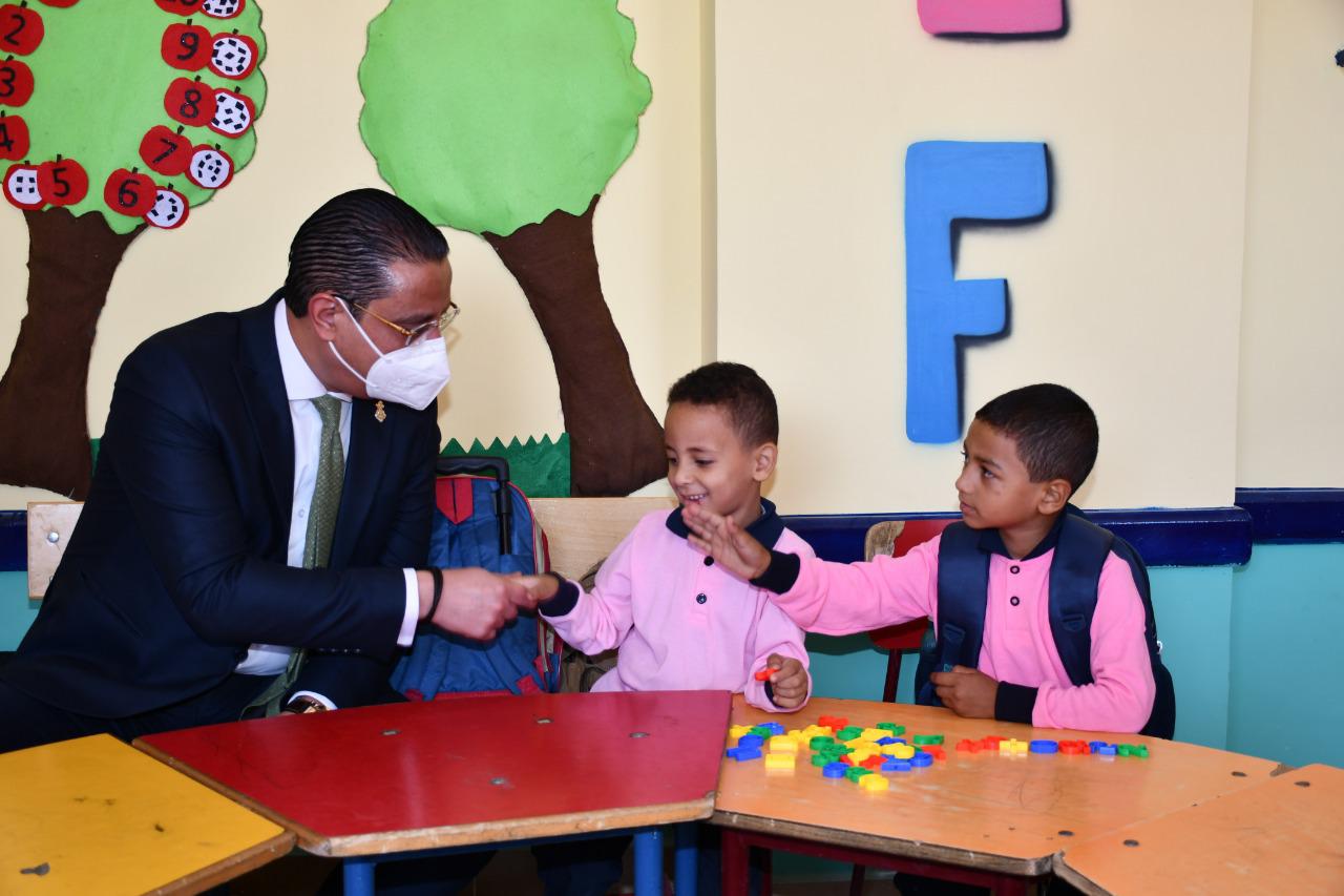 بعد طفل الدقهلية الباكي محافظ الفيوم يُصافح الطلاب بالأيدي