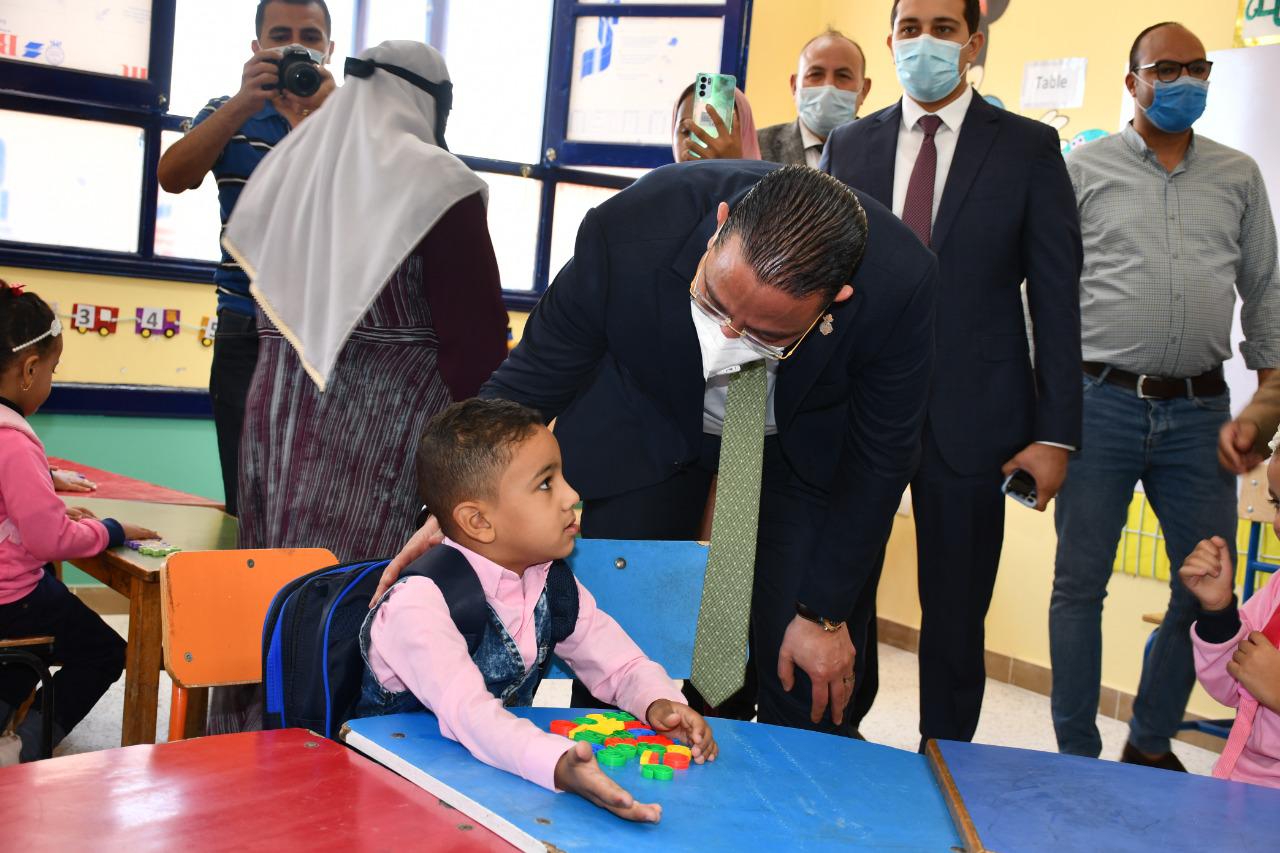 بعد طفل الدقهلية الباكي محافظ الفيوم يُصافح الطلاب بالأيدي