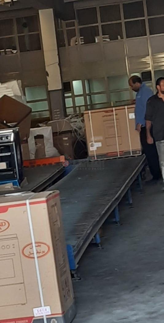 صور للعمال من داخل المصنع