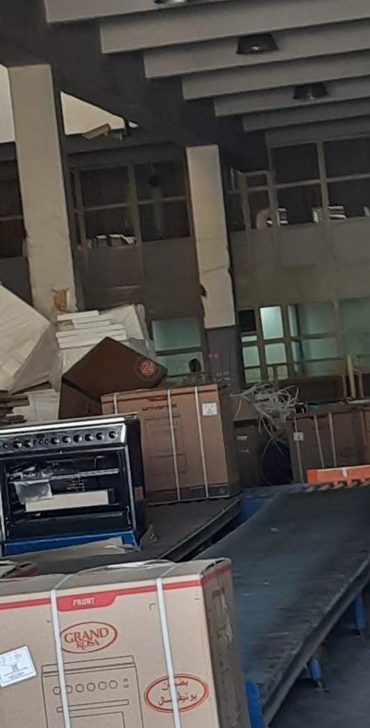 صور للعمال من داخل المصنع