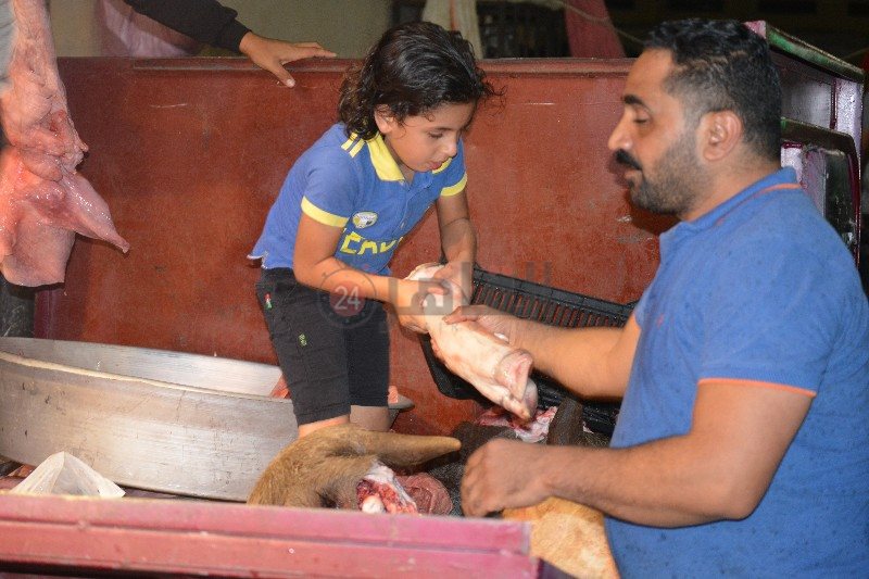 عبد الله يشارك والده العمل 