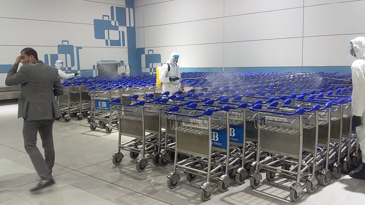 تعقيم الطائرات والمطارات المصرية