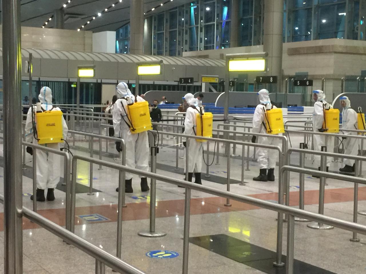 تعقيم الطائرات والمطارات المصرية