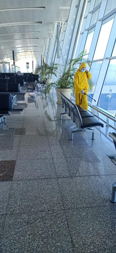 تعقيم الطائرات والمطارات المصرية