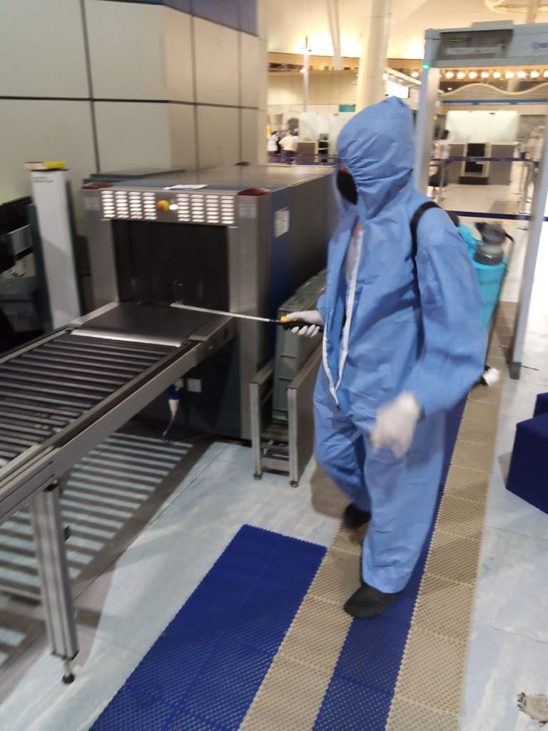 تعقيم الطائرات والمطارات المصرية