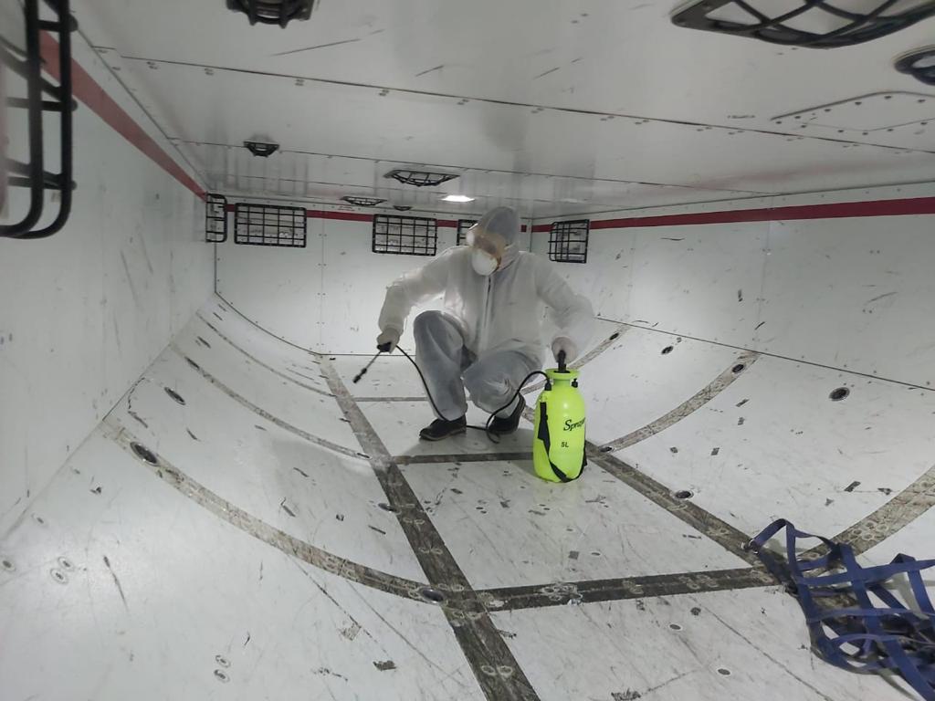 تعقيم الطائرات والمطارات المصرية