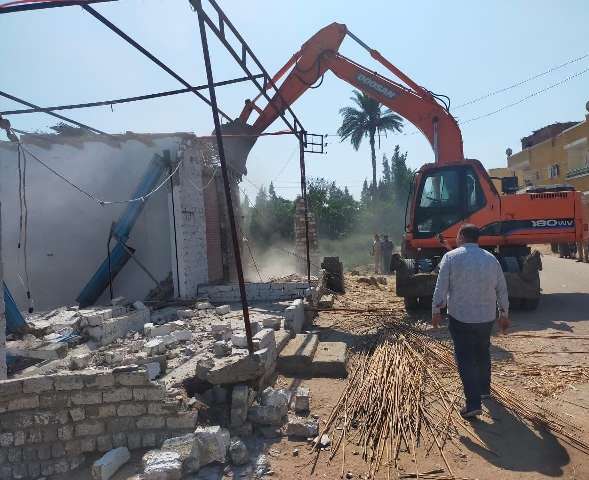إزالة حالات تعدي بالبناء المخالف على أملاك الدولة والأراضي الزراعية بالشرقية 02