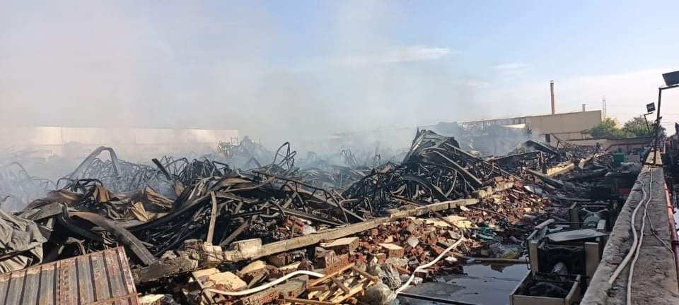 السيطرة على حريق مصنع الهلال والنجمة بالعاشر من رمضان 02