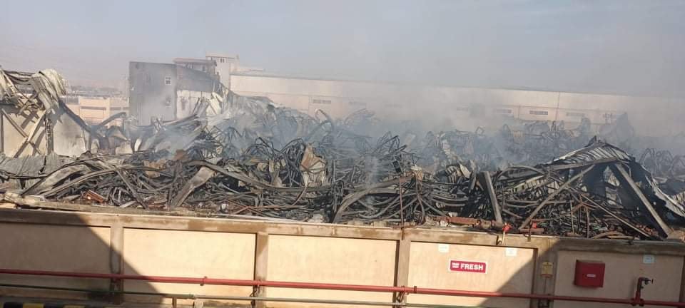 السيطرة على حريق مصنع الهلال والنجمة بالعاشر من رمضان 03