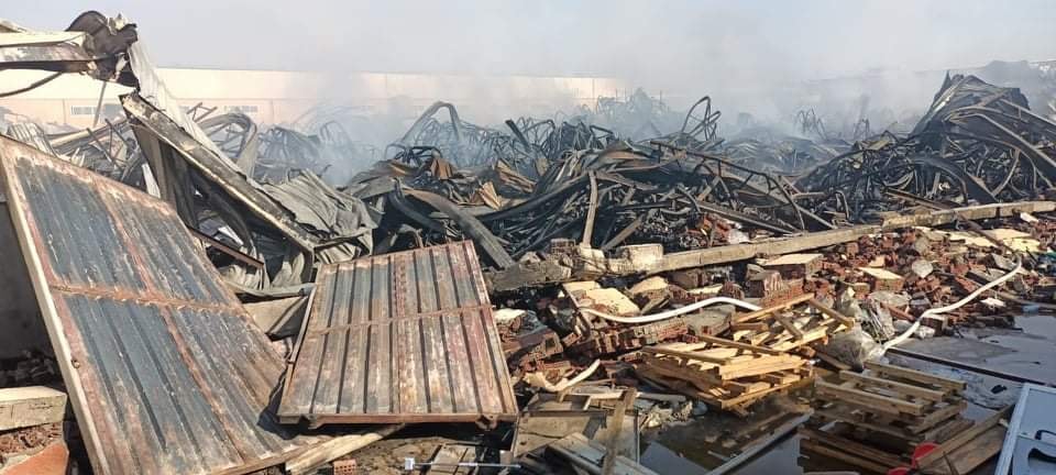 السيطرة على حريق مصنع الهلال والنجمة بالعاشر من رمضان 04