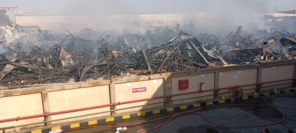 السيطرة على حريق مصنع الهلال والنجمة بالعاشر من رمضان 05