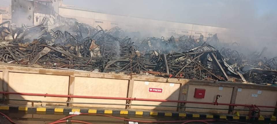 السيطرة على حريق مصنع الهلال والنجمة بالعاشر من رمضان 06