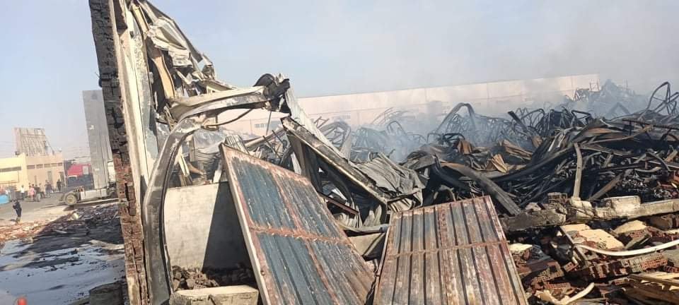 السيطرة على حريق مصنع الهلال والنجمة بالعاشر من رمضان 07